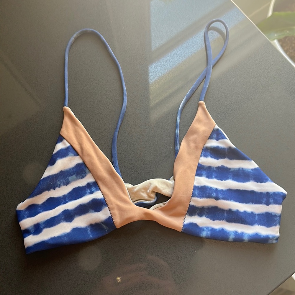 Acacia size small top